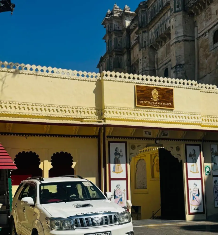 Fortuner taxi in Udaipur